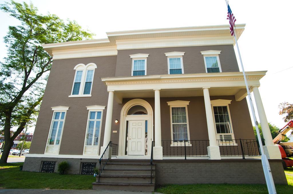 Beacon Hotel Oswego Exterior photo
