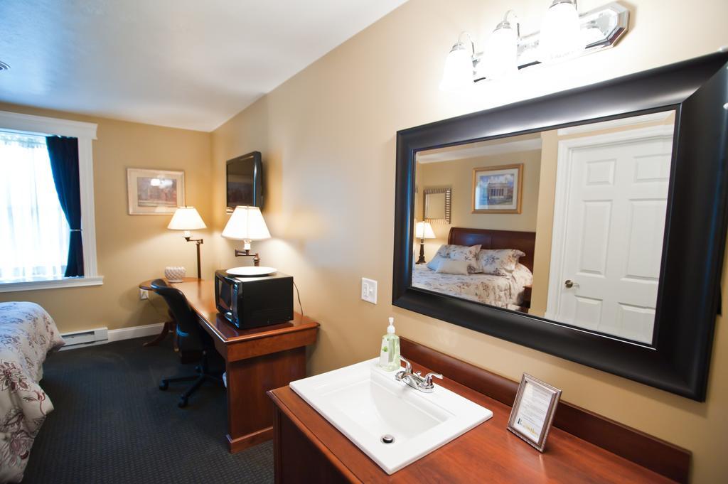 Beacon Hotel Oswego Exterior photo