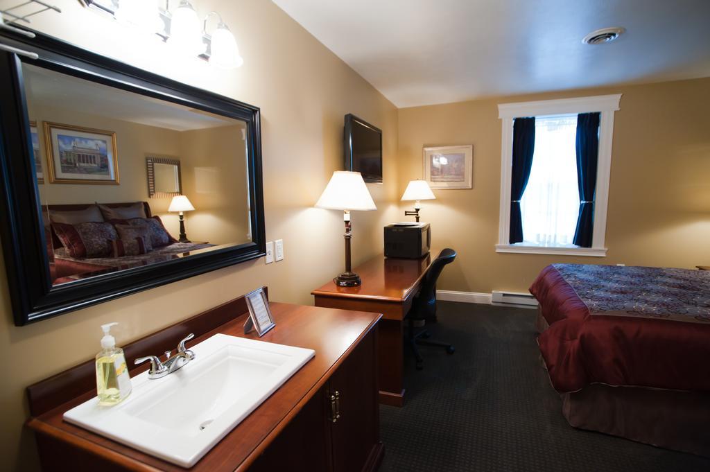Beacon Hotel Oswego Exterior photo
